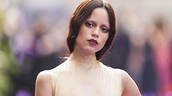 Jenna Ortega e il criticato look gotico sul red carpet di Mercoledì. Ecco come è stato ottenuto