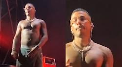 Sfera Ebbasta, rissa al suo concerto e lui stoppa la musica e scende dal palco: "Non sapete divertirvi"