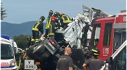 Tre morti e 15 feriti, drammatico bilancio dello schianto in A1. Le vittime erano a bordo dell'ambulanza coinvolta