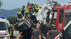 Maxi incidente sull'A1 tra Valdarno e Arezzo: tre morti in un'ambulanza e 18 feriti