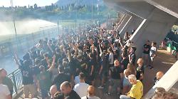 Ternana, duemila tifosi contestano la società : poi faccia a faccia con la squadra
