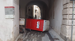 Vandali scatenati in centro storico, ribaltano un bagno chimico e lanciano una sedia negli scavi archeologici