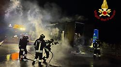 Camion pieno di farina in fiamme nella notte a pochi passi dalla Ss77 Var: intervengono i vigili del fuoco