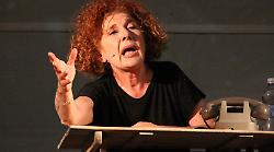 L'attrice romana Cinzia Leone al Calvi Festival con lo spettacolo “Mamma sei sempre nei miei pensieri… spostati!”