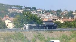 Camion lanciato in curva si ribalta sulla fiancata: code e rallentamenti sulla E45