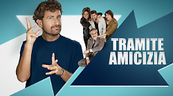 Tramite amicizia stasera in tv martedì 12 agosto su Rai 1: trama e cast della commedia di Alessandro Siani