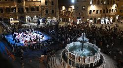 Musica ed emozioni in centro nella notte delle stelle: prima al chiostro e poi in piazza nel ricordo di Paolo Benvegnù