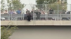 Terni, in bilico sul cavalcavia minaccia di gettarsi sulle corsie del raccordo Terni-Orte: salvato