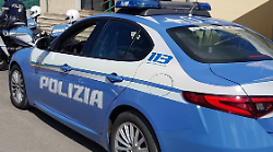 Entra in un palazzo e bussa agli appartamenti. Trovato dalla polizia con coltello e cocaina: denunciato