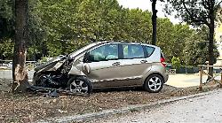 Auto si schianta contro un albero del parco di piazza del Bacio. L'incidente all'alba a Fontivegge