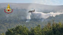 Incendio boschivo sul Monte Coscerno, l'intervento del canadair per spegnere le fiamme: il video