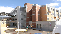 Va in ospedale a visitare la mamma ricoverata e la prende a schiaffi: arrestato