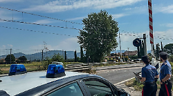 Colto da malore abbatte le barriere e finisce con l'auto sopra i binari del passaggio a livello. Uomo di 74 anni salvato dai carabinieri