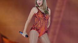 Il colore tendenza dell'autunno 2025? Lo ha "deciso" Taylor Swift. Ecco come impatterà la cultura popolare