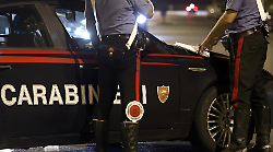 Chiede acqua al carabiniere e gliela sputa sul viso. Calci e pugni ai militari durante il controllo