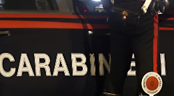 Carica su un tir con targa alterata 230mila euro di merce e scappa. Corriere fermato dai carabinieri in Umbria 