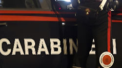 Fugge all'alt dei carabinieri e viene fermato dopo un lungo inseguimento. Sorpreso con cocaina e più di 8.000 euro in contanti: arrestato