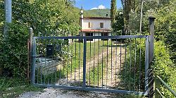 Arrone, trovato il cadavere di una donna sepolto in un terreno vicino alla sua casa. Chi era la 71enne