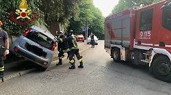 Finisce con l'auto contro il muro, incidente a Perugia lungo via Pellini 