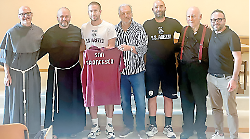 L'Arezzo in raccoglimento ad Assisi con don Alvaro e i frati poi concentrazione alta sulla prima di campionato con il Forlì