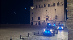 Svaligiano due appartamenti e scappano all'alt dei carabinieri. Inseguiti e arrestati tre uomini