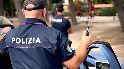 Il rivale in amore gli sfonda a calci il cancello di casa e armato di bastone lo minaccia di morte: denunciato 33enne