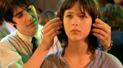 Il tempo delle mele stasera su TV8: trama, cast e la colonna sonora cult Reality che ha reso immortale il film con Sophie Marceau