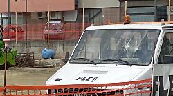 Umbertide, vetri rotti e gomme squarciate: blitz notturno in un cantiere