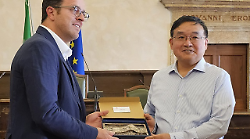 Narni, il sindaco Lucarelli accoglie l'ambasciatore della Repubblica Popolare Cinese in Italia Jia Guide. Visita turistica e scambio di doni