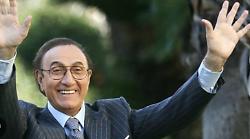 "Perchè Sanremo è Sanremo": i Festival di Pippo Baudo, dal fazzoletto bianco sventolato a Louis Armstrong, il gesto disperato evitato, fino al bacio rubato a Sharon Stone e la gag con Benigni. Un binomio indissolubile