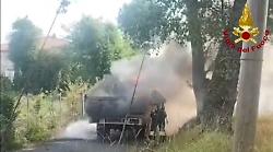 Terni, fiamme avvolgono un camioncino: il fumo dal motore e l'allarme. Scatta l’intervento dei vigili del fuoco a Collescipoli