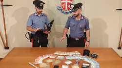 Arrestato dai carabinieri mentre cedeva una dose. Sequestrati oltre 70 grammi di cocaina e 4800 euro in contanti 