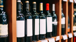 Ruba dagli scaffali di due supermercati champagne e vini pregiati: denunciato 35enne che vive a Verona