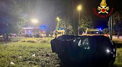 Foligno, grave incidente nella notte: auto con a bordo cinque ragazzi esce di strada e si ribalta più volte