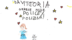 Una bambina trova un gattino abbandonato e lo consegna alla polizia. Poi lo adotta e ringrazia gli agenti con un disegno 