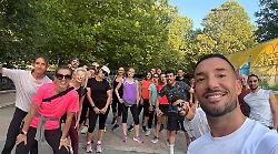 All'alba con lo Smile Club: movimento, sorrisi e comunità al percorso verde. L'iniziativa del fitness trainer Nicolò Famiglietti