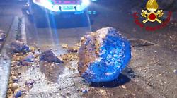 Terni, frane e alberi pericolanti per le intense piogge. A San Gemini grosso masso cade in via Primo Maggio