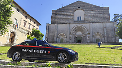 Sedicenne forza posto di controllo dei carabinieri. Inseguito e arrestato per resistenza e porto abusivo di arma

