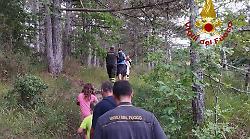 Due famiglie con bambini si perdono nel bosco: salvate dai Vigili del fuoco