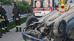 Incidente stradale a Foligno, auto sbanda e si ribalta: un ferito
