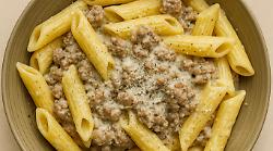 Pasta alla norcina, scopri l'ingrediente che non sapevi di sbagliare: ecco la vera ricetta umbra tradizionale
