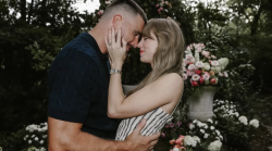 Taylor Swift annuncia il suo fidanzamento con Travis  Kelce. Ecco quanto vale l'anello