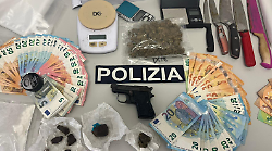 Blitz antidroga della polizia, sequestrati grammi di marijuana, cocaina, hashish e una pistola detenuta illegalmente. Arrestato 31enne 