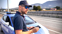 Girava senza patente e con un manganello in auto. Denunciato 23enne