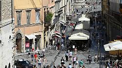 Il maltempo si abbatte su Perugia e lo Sbaracco rimane un giorno in più: continuano i maxi-sconti in centro