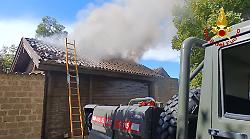 Incendio a Gubbio, in fiamme la copertura in legno del tetto di un’abitazione. Intervento tempestivo dei vigili del fuoco 