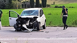 Incidente a Capocavallo all'incrocio pericoloso: frontale tra due auto. Due feriti