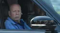 Bruce Willis, quale è la rara malattia di cui soffre? Gli ultimi film e gli stratagemmi usati sul set. L'amore sconfinato della famiglia allargata che deve lasciare per una struttura. "L'avrebbe voluto per le sue figlie"