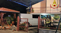 Furgone esce di strada ed entra nel giardino di una casa: gazebo travolto e schianto sul garage