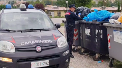 Gettano 22 sacchi di rifiuti edili nei cassonetti urbani: denunciati due uomini 